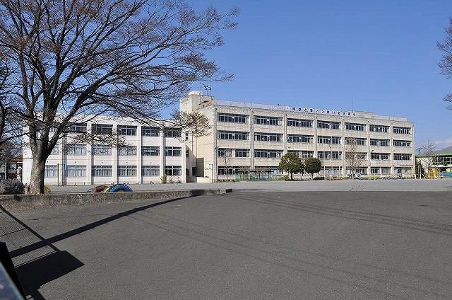 Primary school. 850m to Ohara elementary school