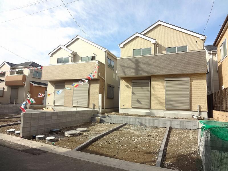 Local appearance photo. 1 ・ Building 2 appearance (November 28, 2013) Mr. per sun's south-facing 5m public roads! Site spacious more than 43 square meters! Car two is possible parking. 