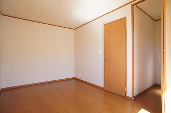 Non-living room. Your luggage clean in there closet! 