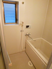 Bath. Bathroom (reheating ・ With ventilation window)