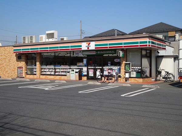 Convenience store. 450m to Seven-Eleven (convenience store)