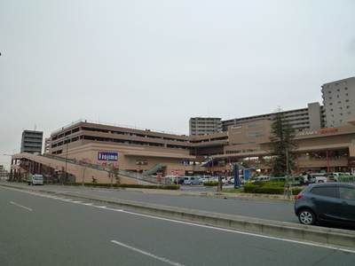 Shopping centre. Frespo Yashio until the (shopping center) 320m