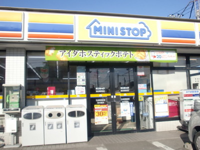 Convenience store. MINISTOP up (convenience store) 418m