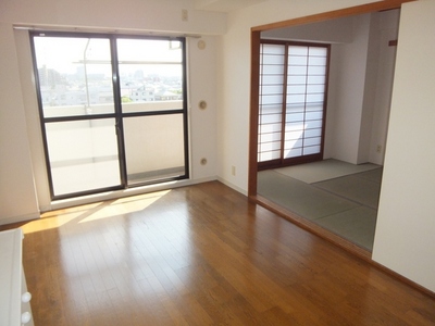 Living and room. DK and Japanese-style room is a heck available to open the sliding door