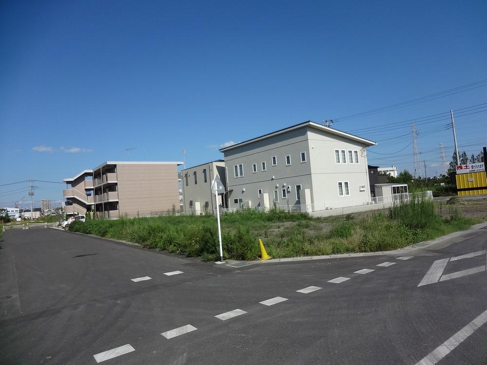 Local photos, including front road. Local (09 May 2013) shooting Tsukuba Express "Yashio Station" a 15-minute walk! About 75 square meters shaping destinations within Readjustment land. Sun Sun sun hit in the southwest 10m × northwest 8m road corner lot! 