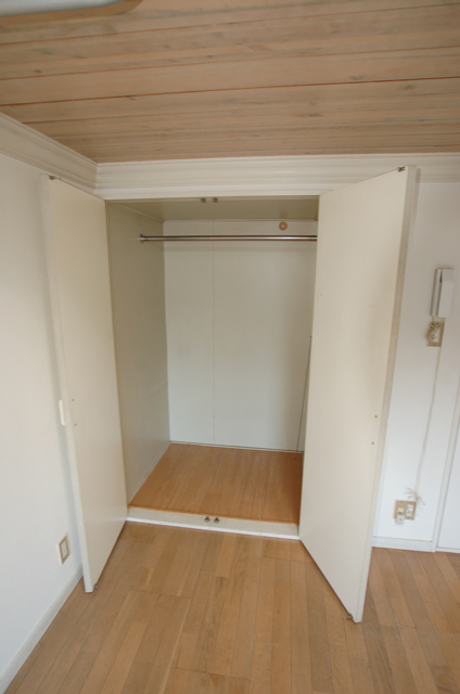 Receipt. With closet! You can use the room spacious