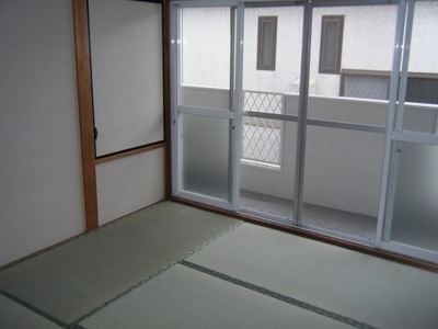 Living and room. Japanese-style room is facing the veranda! 
