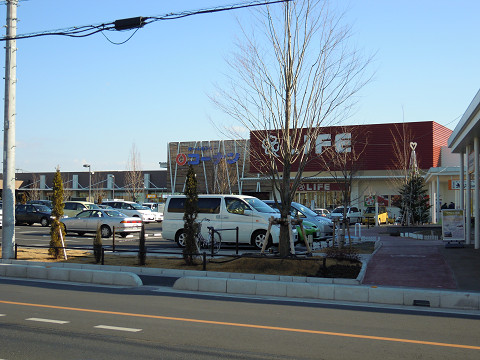 Shopping centre. UNICUS Yoshikawa until the (shopping center) 352m