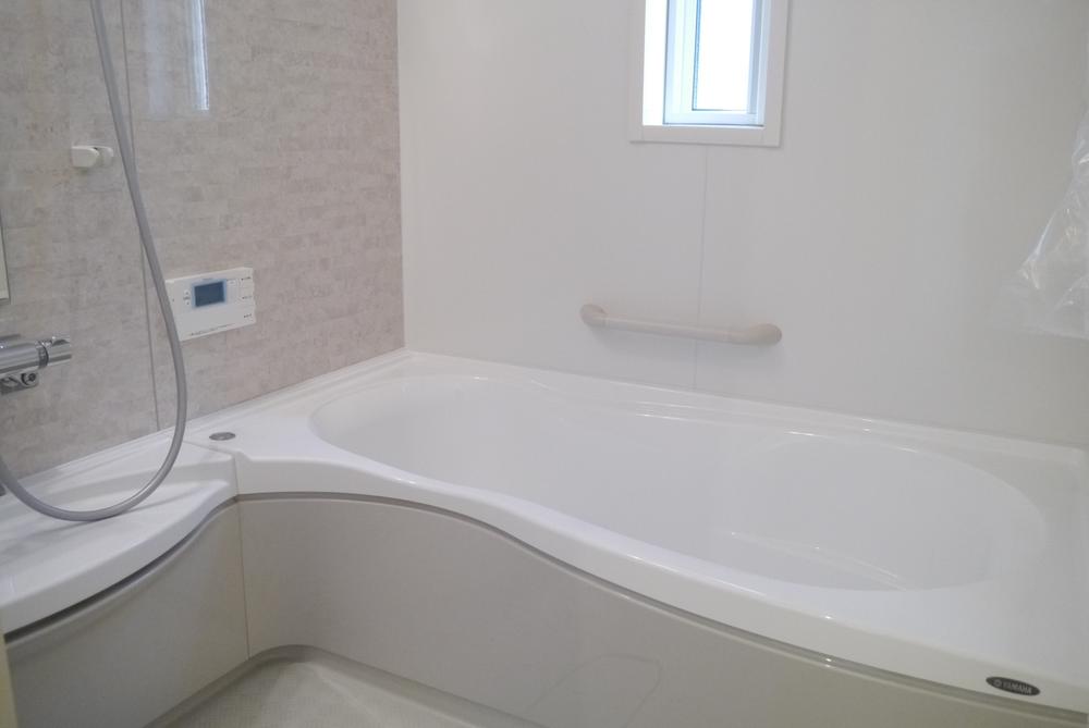 Bathroom. 1 pyeong type of bathtub. Monthly electric bill is also reasonable because the hot water is made from Eco Cute. Also it comes with heating function of in the bathroom. 