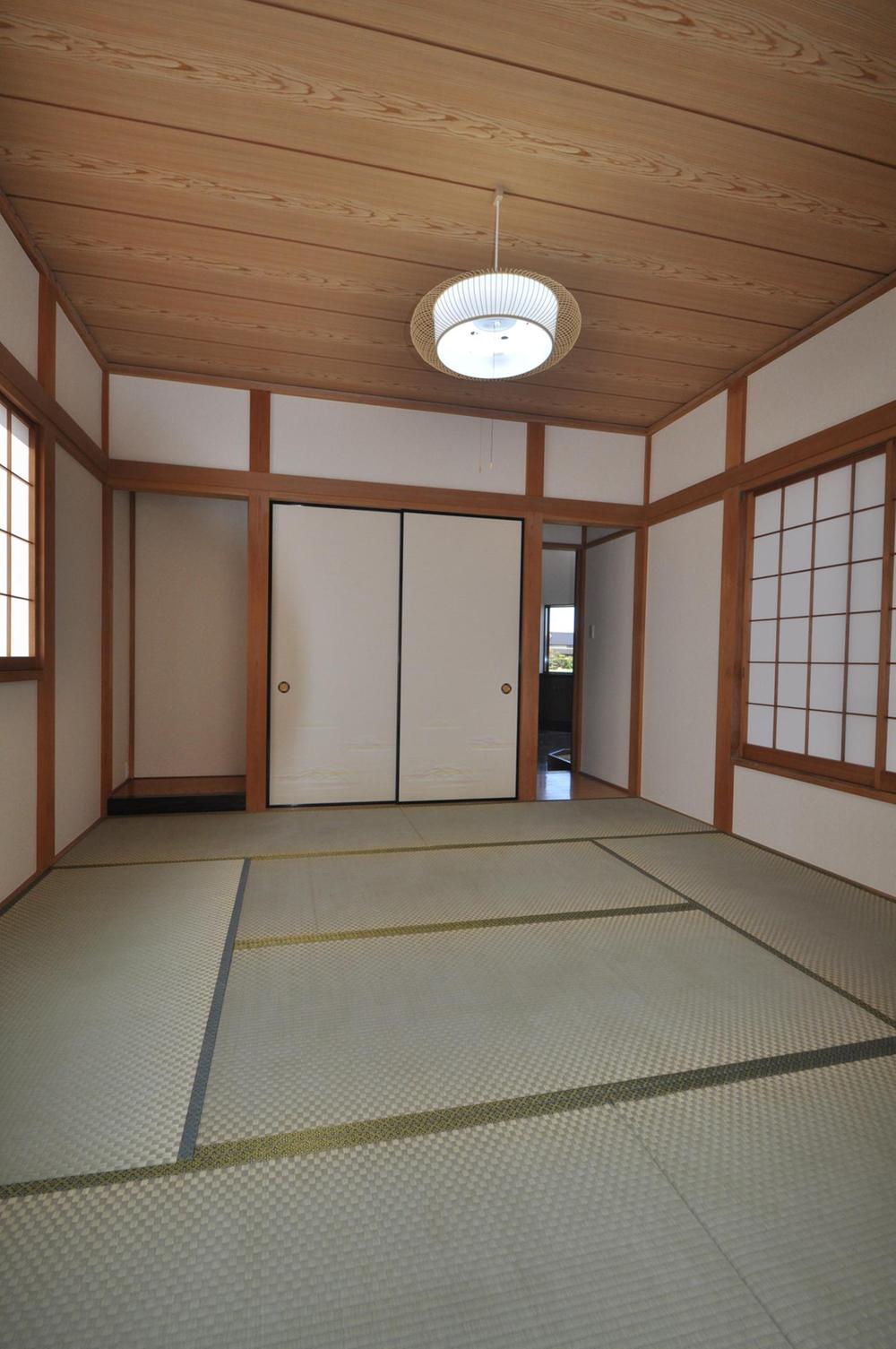 Non-living room. Japanese-style room has an opening in three directions, It is very bright!