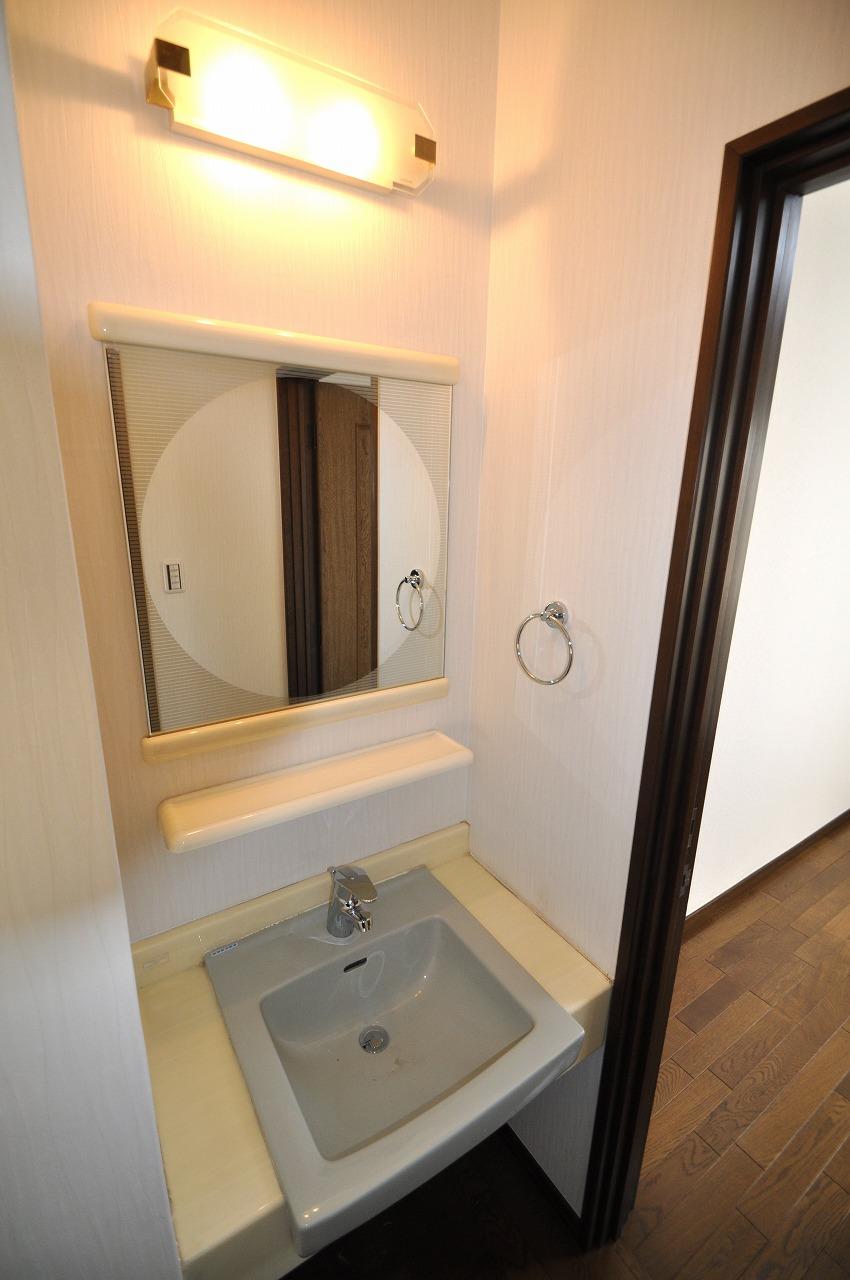 Wash basin, toilet. Second floor wash basin. It is fashionable washstand.