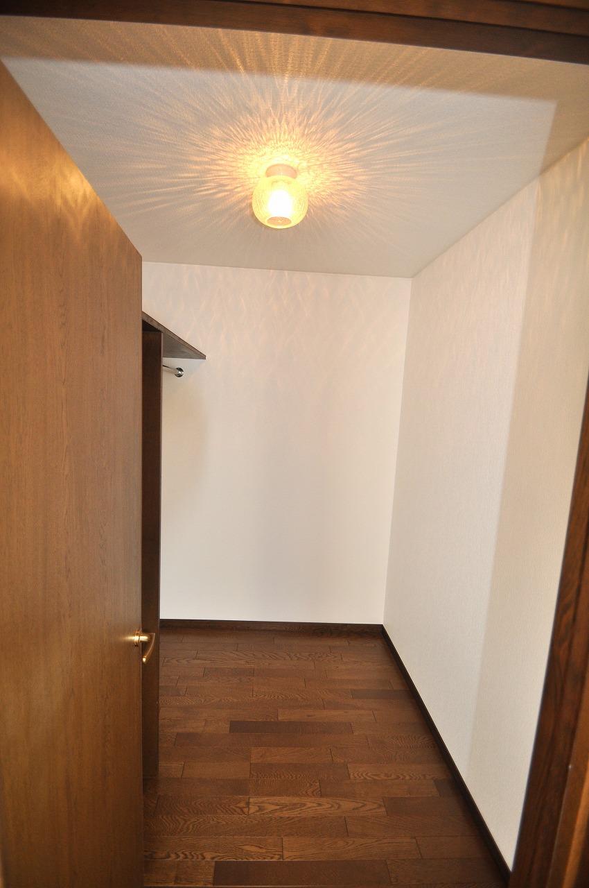 Receipt. Walk-in closet on the second floor west room! It is a large-capacity!