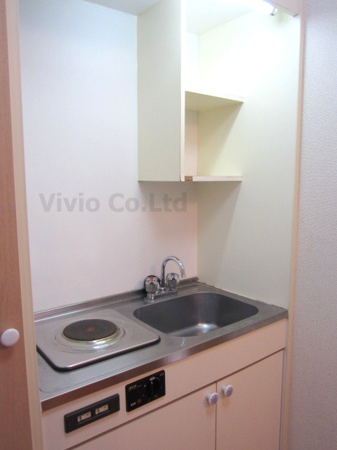 Kitchen. 1-neck electric stove equipped