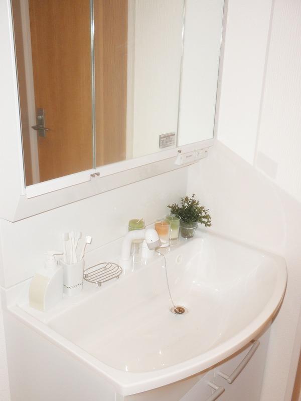 Model house photo. Station 15-minute walk ・ Two units of your tour Allowed car space clear of a prime location adjacent land park popular counter kitchen can also be used Yoshikawa Minami Station Japanese-style room of Tsuzukiai attractive large 5LDK same day