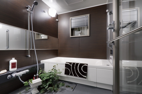 Bathroom of the large size of 1.6m × 2.0m. With a window the wind comes off, Consideration to functionality