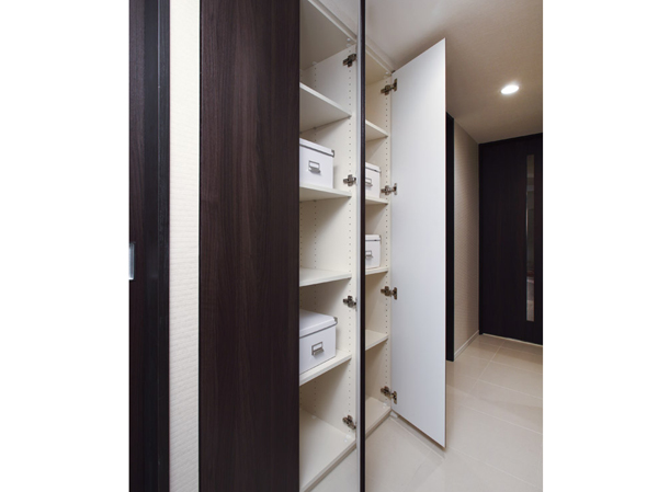 Receipt.  [System compartment] Hallway and living room ・ In the dining, It has established a system storage compartment that can be used in family. For convenient storage of things out, such as sewing machines and vacuum cleaners often. (Except for some type)