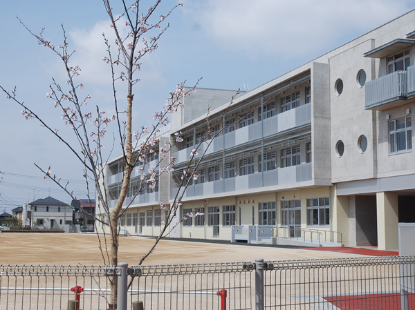 Surrounding environment. Yoshikawa Municipal Minami Elementary School (about 420m ・ 6-minute walk)