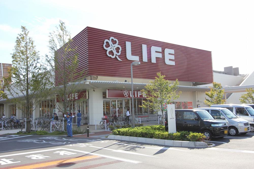 Supermarket. Until Life Yoshikawa Sakaemachi shop 810m
