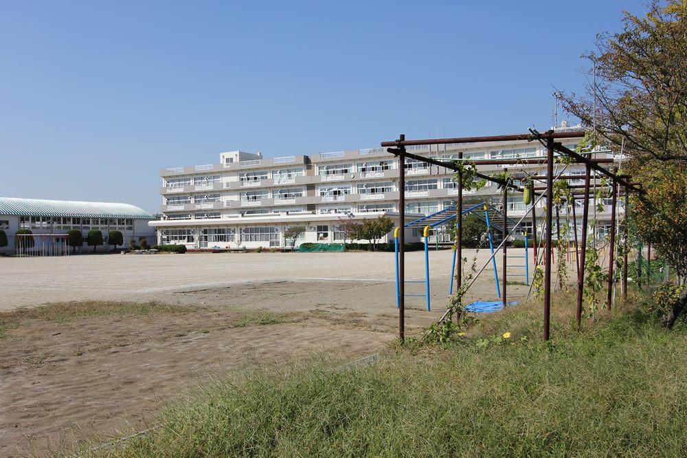 Primary school. 1319m until Yoshikawa City Chatan Elementary School