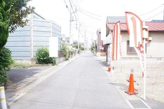 Local photos, including front road. Frontal road