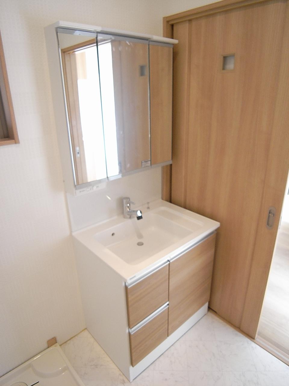 Wash basin, toilet. Washstand of triple mirror type