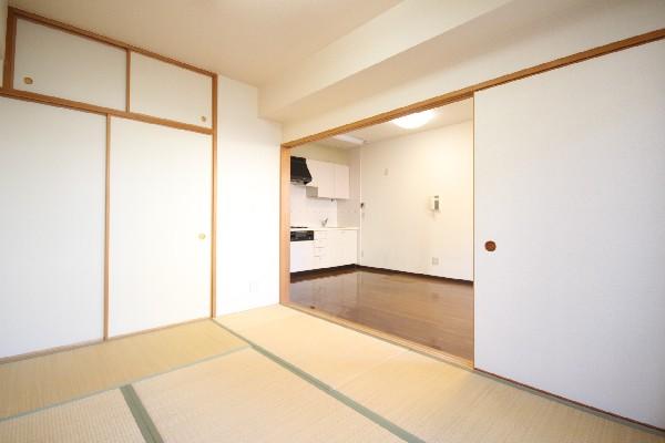 Living. Mansion interior introspection Pictures - Japanese-style room leading to the living living