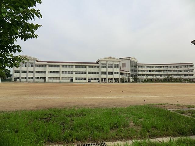 Junior high school. 1500m until Yoshikawa City East Junior High School