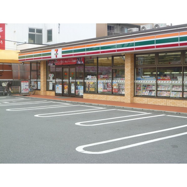 Convenience store. Seven-Eleven Yoshikawa Station North store up (convenience store) 282m