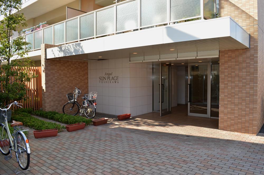 Entrance. Common areas