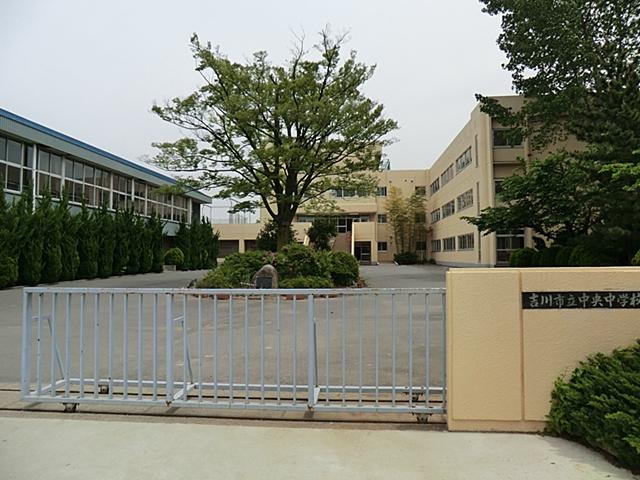 Junior high school. 830m until Yoshikawa City Central Junior High School