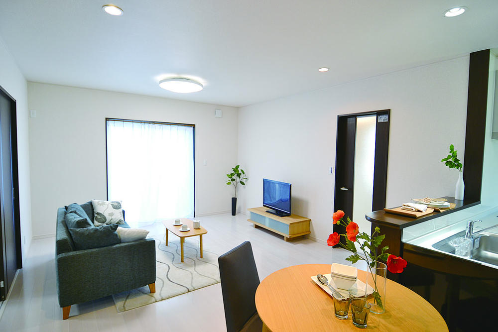 Living. Spacious translation of living ceiling height! Since the 2.5m of the ceiling height tall Papa-san, Spend a comfortable living room with a space. 