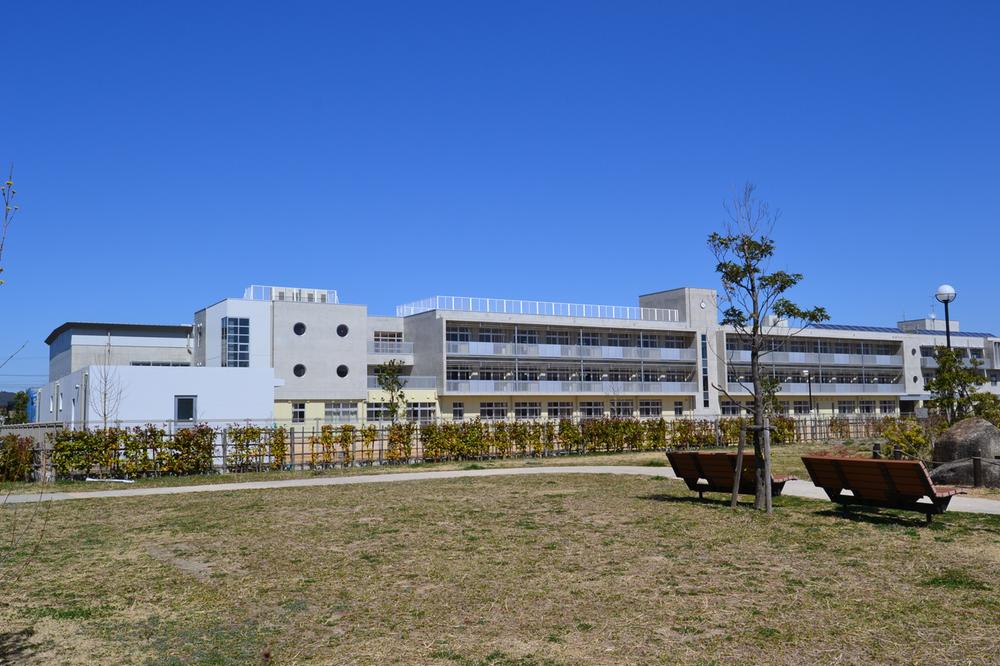Primary school. Nakasone 800m Yoshikawa Municipal Minami elementary school to elementary school