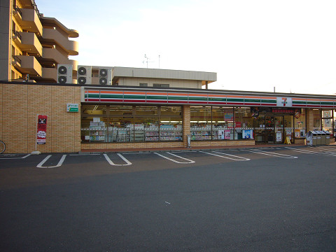 Convenience store. Seven-Eleven Yoshikawa cucumber 2-chome up (convenience store) 211m