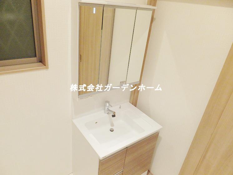 Wash basin, toilet. It is very easy-to-use wash basin because the space also is enough to put the thing !!