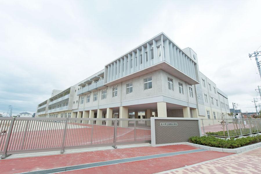 Primary school. Minami Elementary School ・  ・  ・ A 3-minute walk (240m) wide schoolyard and the new school building is bright, It is still a new elementary school, which was opened in April 2013. Close from local, It has handed down children of Genki. 