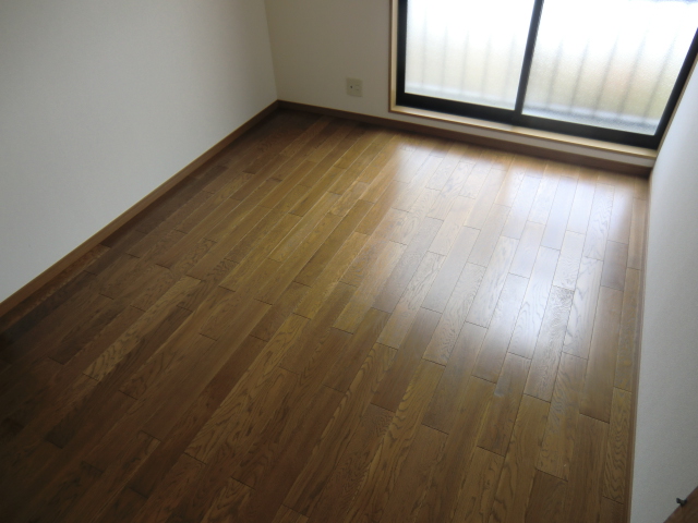 Living and room. Is the flooring of shiny
