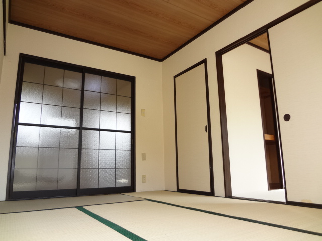 Living and room. 6 Pledge Japanese-style room ☆ Bright Japanese-style room on the south-facing