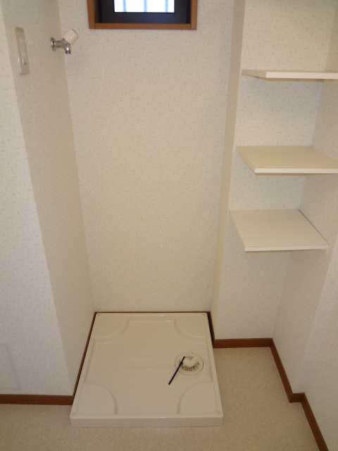 Washroom. Glad window ・ It is with shelf