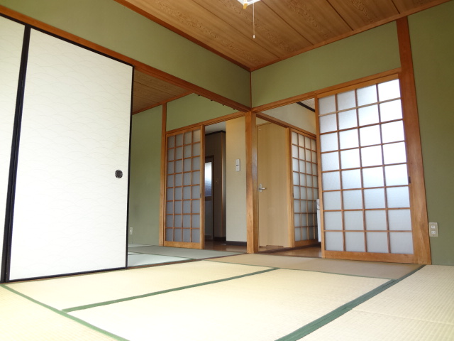 Living and room. Bright Japanese-style room with with south-facing window ☆