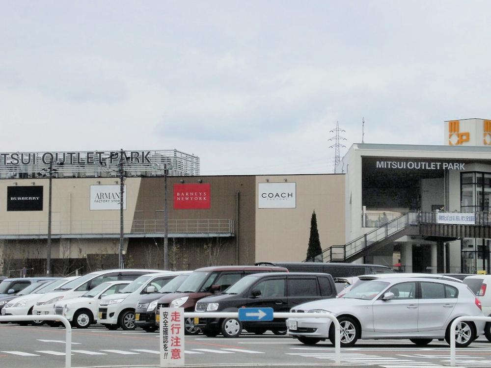 Shopping centre. 1600m to Mitsui Outlet Park Shiga Ryuo