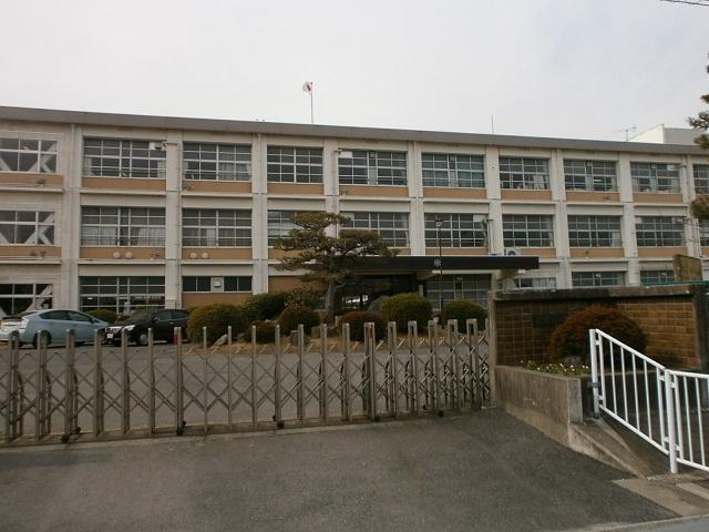 Primary school. 2496m until ryuo stand Dragon King Elementary School