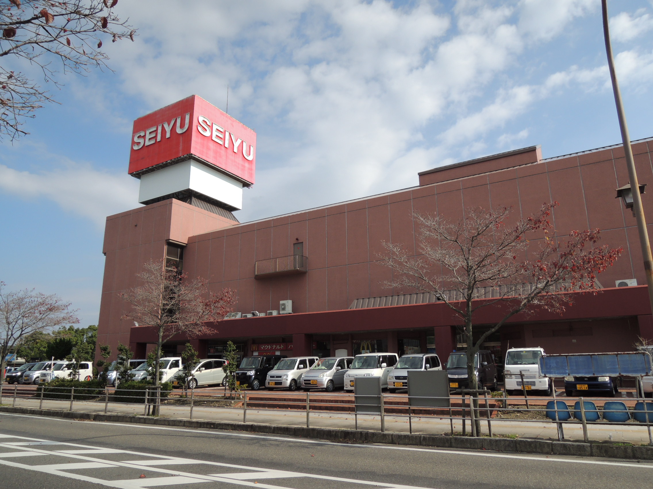 Supermarket. Seiyu Yokaichi store up to (super) 899m