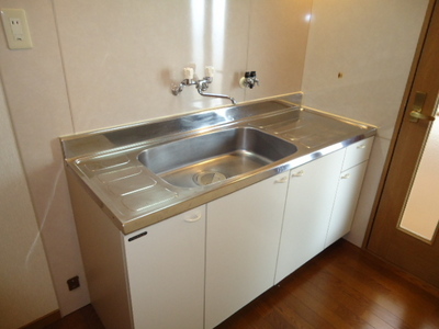 Kitchen. A large sink and for the Single
