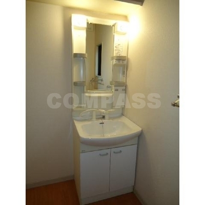 Washroom. Shampoo dresser with separate wash basin