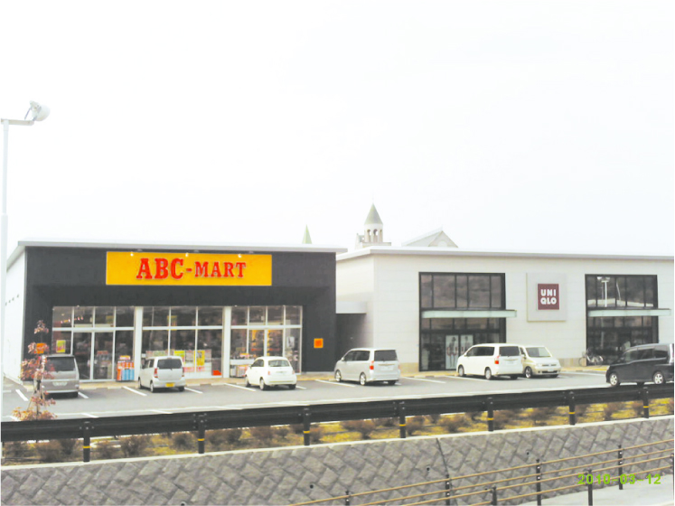 Other Environmental Photo. Uniqlo Ambient Garden 320m business hours until the Hikone shop 11:00 ~ 20:00 (Saturdays, Sundays and holidays 10:00 ~ ). Have all the clothing store ABC-MART is adjacent