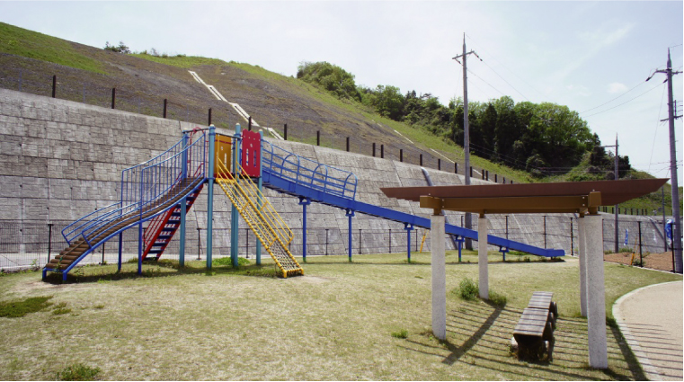 Other Environmental Photo. Park colorful playground equipment is installed, Children also play full Genki. Since the park located in the Town, Likely also active as a place of exchange between residents