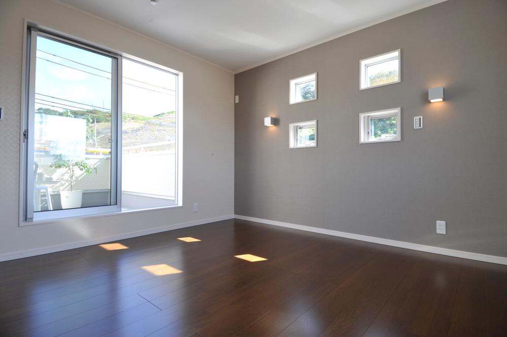 Non-living room. The main bedroom of the calm atmosphere of the floor and light gray accent wall Walnut.