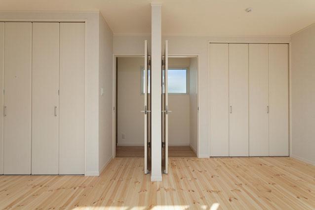 Non-living room. Two of the children's room of Tsuzukiai partition is in accordance with the growth of the child. Adopt a solid flooring on the floor.