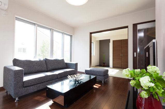 Living. Since the living room and Japanese-style room is Tsuzukiai, Usually it can be used as a large space of about 23 quires. Coming season or place kotatsu Japanese-style room, Something useful likely or place the New Year decorations in the alcove space.