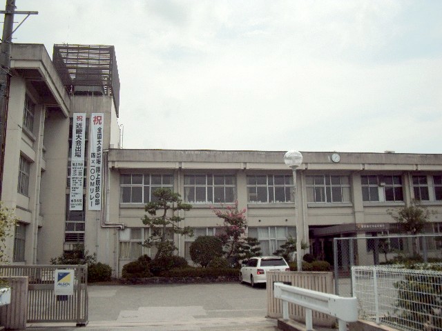 Junior high school. 880m to the center junior high school (junior high school)
